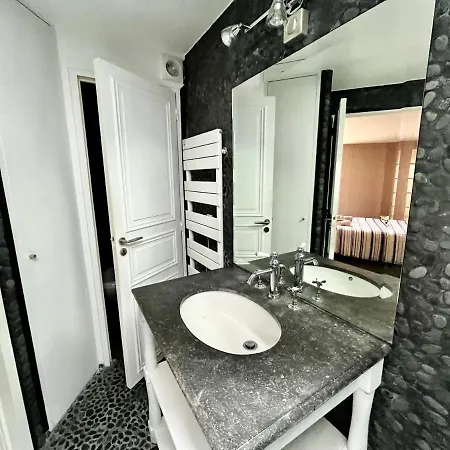 Au Bord De La Mer A Villa *
